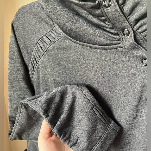 Women’s L Grey casual/workout sweater. - Picture 4 of 6